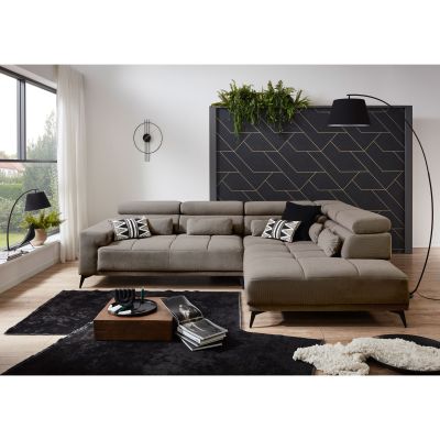 Hellgraues Ecksofa mit Ottomane rechts, verstellbaren Kopfstützen und Dekokissen in einem modern eingerichteten Wohnzimmer