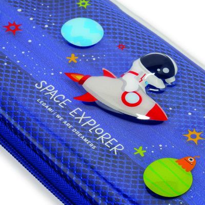 Federmäppchen mit Weltraummotiv, in Nahaufnahme mit Astronaut, Rakete, Sternen und Planeten dargestellt.