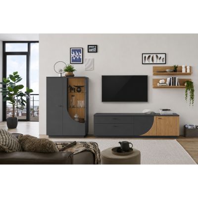 Graue Wohnkombination mit beleuchteter Vitrine, TV-Lowboard und Wandregalen in einem modern eingerichteten Wohnzimmer