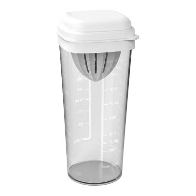 Transparenter Shaker aus Kunststoff mit integrierter Zitruspresse und weißem Deckel