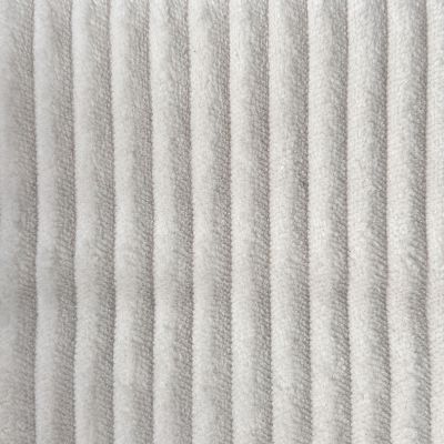 Nahaufnahme eines cremigen weichen Bezugsstoffs mit gleichmäßig verlaufenden senkrechten Cordrippen