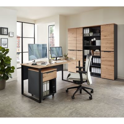 Büroraumszene mit Schreibtisch, zwei Monitoren und einem großen Schrank in Holzoptik im Hintergrund