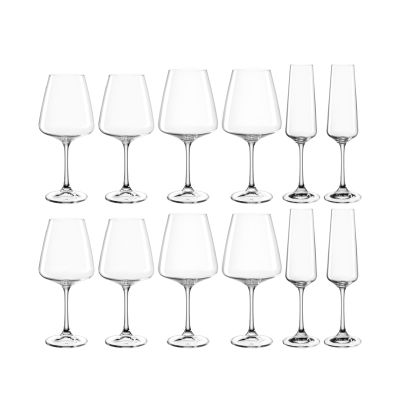 Set aus mehreren Wein und Sektgläsern aus klarem Glas symmetrisch angeordnet