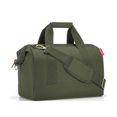 Reisetasche von Reisenthel, Modell Allrounder M, in Olivgrün mit goldfarbenen Beschlägen, schräg von vorn mit Tragegriffen und Schultergurt