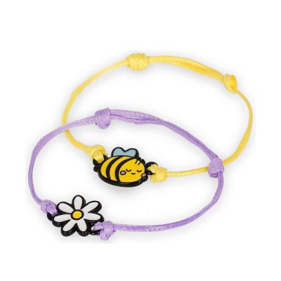Zwei Armbänder mit Bienen- und Blumenanhänger, als Paar in Nahansicht zusammengelegt dargestellt.