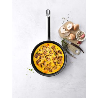 Bratpfanne von ZWILLING aus dem Modell Trueflow mit zubereitetem Gericht, von oben fotografiert; daneben liegen Zutaten und Küchenutensilien.