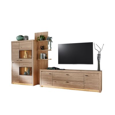 Wohnkombination in natürlicher Holzoptik mit hohem Regal Schrankelement und breitem TV-Lowboard mit Schubladen