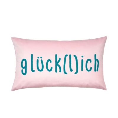 Roséfarbene Kissenhülle Letters, 35 × 60 cm, mit großem türkisfarbenem Schriftzug „glück(l)ich“.