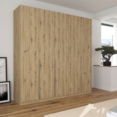 Fünftüriger Kleiderschrank in Eiche Artisan in einem hell eingerichteten Schlafzimmer mit Holzfußboden und moderner Einrichtun