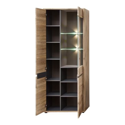 Die Vitrine steht offen. Innen sind mehrere gleich große Regalfächer und zwei beleuchtete Glasböden sichtbar.