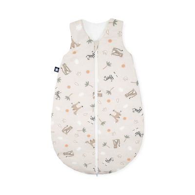 Beiger Babyschlafsack mit verschiedenen Tiermotiven wie Zebra, Leopard und Gazelle auf hellem Hintergrund