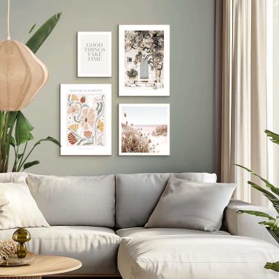 Das Wandbild „Dune Beach“, 50 × 50 cm, ist zusammen mit weiteren Motiven als Bilderwand in einem eingerichteten Raum zu sehen.