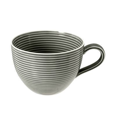 Tasse in Dunkelgrau; runde Form mit feinen waagerechten Rillen. Ansicht: schräge Ansicht mit Henkel.
