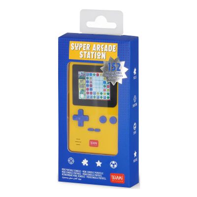 Gelbe Mini-Spielkonsole, in einer blauen Kartonverpackung abgebildet.