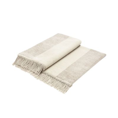 Gefalteter Sofaschoner S&P natur in Beige, ca. 100 x 200 cm, mit Fransen an der kurzen Seite.