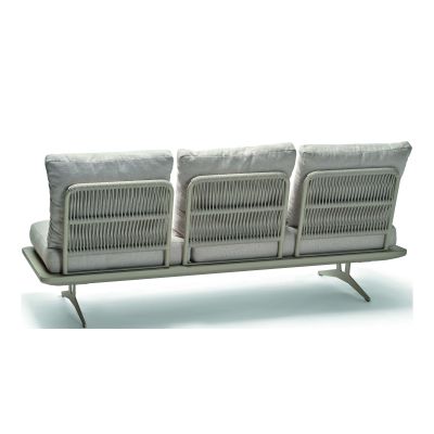 Rückansicht eines dreisitzigen Outdoor Sofas mit geflochtener Rückenlehne und gepolsterten Rückenkissen, freistehend vor weißem Hintergrund.