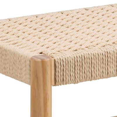 Nahaufnahme der schrägen Verbindung zwischen dem Kieferngestell und der Sitzfläche aus Papiergeflecht. Die Holzstruktur und Flechtung sind deutlich erkennbar