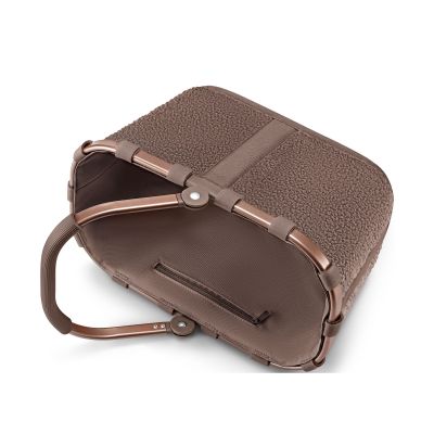 Kleiner Einkaufskorb von Reisenthel, Modell Carrybag XS, in Schokoladenbraun aus Teddyfleece, seitlich zusammengeklappt dargestellt
