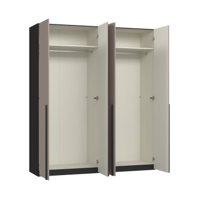 Viertüriger Kleiderschrank mit geöffneten Türen und sichtbarem Innenraum mit Einlegeböden und Kleiderstangen