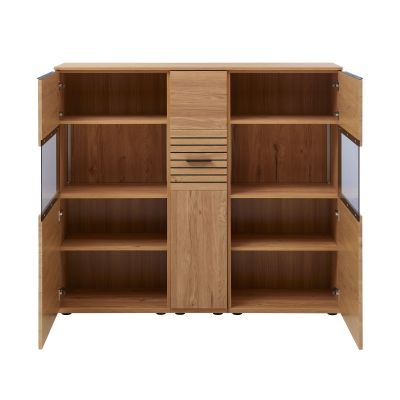 Interliving 2032 Highboard geöffnet mit mehreren Einlegeböden und großzügigem Stauraum in Eiche natur Optik