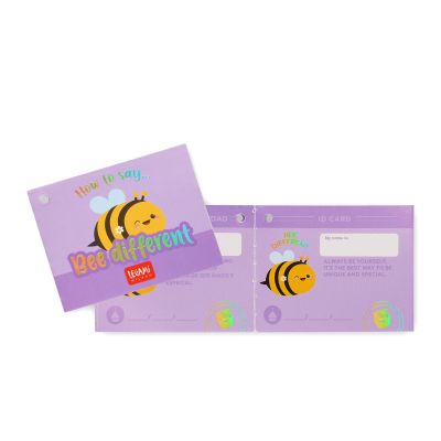 Gelbes Bienen-Plüschtier, neben Vorder- und Rückseite der Produktanhänger dargestellt.