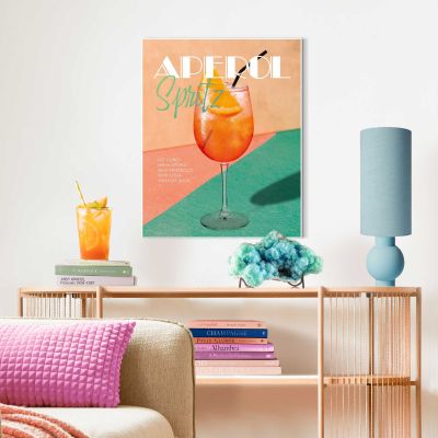 Das Wandbild „Aperol Time“ in Orange, 40 × 50 cm, hängt in einem eingerichteten Wohnraum und zeigt die Größenwirkung an der Wand.