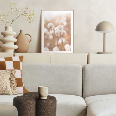 Das Wandbild „Cotton Pops“ in Beige, 30 × 40 cm, hängt in einem eingerichteten Wohnraum und zeigt die Größenwirkung an der Wand.