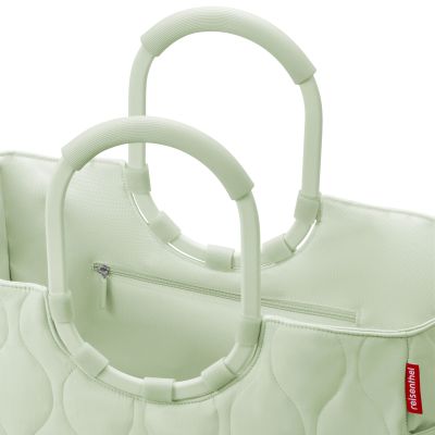 Shopper mit Ringgriffen von Reisenthel, Modell Loopshopper L, in Hellgrün mit Steppstruktur, Nahaufnahme der Ringgriffe und des oberen Innenraums