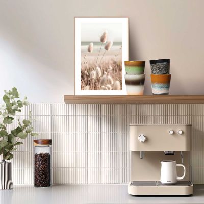 Das Wandbild „Romantic Grasses“ in Beige, 20 × 30 cm, hängt in einem eingerichteten Wohnraum und zeigt die Größenwirkung an der Wand.