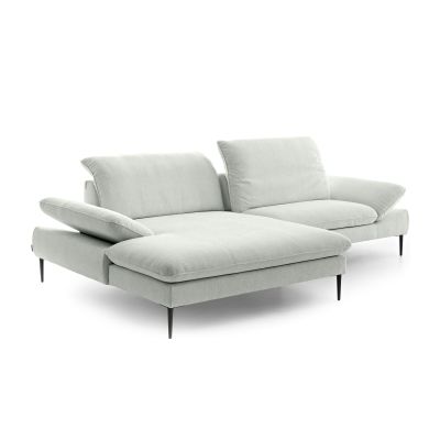 Freigestellte Polstergarnitur in Light Grey mit Ottomane auf der linken Seite, mehreren Rückenkissen und unterschiedlich ausgerichteten Rückenlehnen