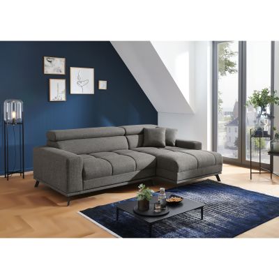 Dunkelgraue Eckcouch mit Longchair rechts im Bild, breiten Armlehnen, zwei grauen Kissen und verstellbaren Kopfstützen im Wohnzimmer