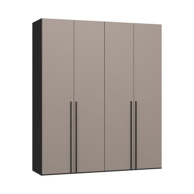 Viertüriger Kleiderschrank mit glatten Fronten und langen Griffleisten in Frontalansicht