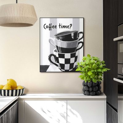 Das Wandbild „Coffee Time“ in Schwarz-Weiß, 40 × 50 cm, hängt in einem eingerichteten Wohnraum und zeigt die Größenwirkung an der Wand.