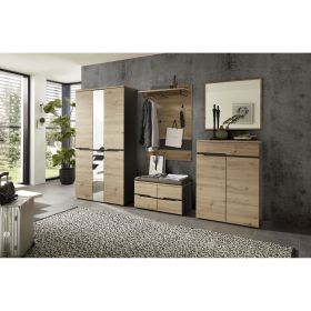Komplettes Garderoben-Set in Holzoptik mit Schrank, Bank, Wandpaneel und Spiegel in einem hellen Eingangsbereich.