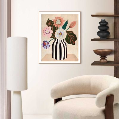 Das Wandbild „Funky Vase“ in Mehrfarbig, 40 × 50 cm, hängt in einem eingerichteten Wohnraum und zeigt die Größenwirkung an der Wand.