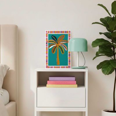 Das Wandbild „Colourful Palmtree“ in Mehrfarbig, 20 × 30 cm, hängt in einem eingerichteten Wohnraum und zeigt die Größenwirkung an der Wand.