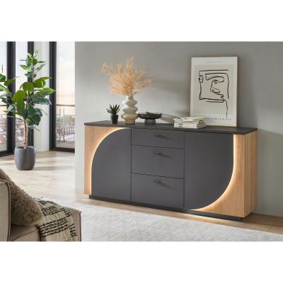 Sideboard in Grau mit seitlichen Absetzungen in Eiche Samt und Dekoration vor einer hellen Wohnwand