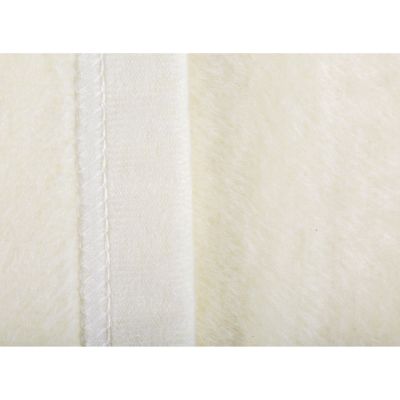 Detail der cremefarbenen Wohndecke CottonSense natur mit geradem Saum und heller Einfassung.