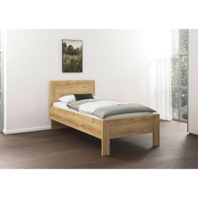 Holzbett in Eicheoptik mit grauer Bettdecke und Kissen in einem hellen Schlafzimmer mit großen Fenstern