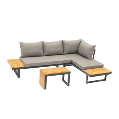 Gartensofa mit Rückenpolstern sowie ein rechteckiger Tisch und zwei Hocker vor weißem Hintergrund