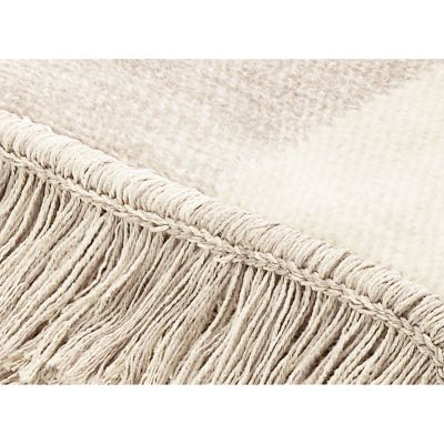 Detail des Sofaschoners S&P natur in ca. 100 x 200 cm mit beigem Gewebe und dicht angeordneten Fransen.