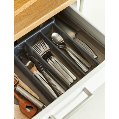 Grauer Besteckeinsatz mit sortiertem Besteck in einer Küchenschublade