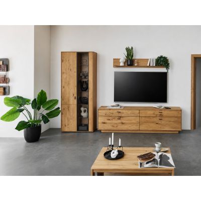 Wohnkombination mit Vitrine, Lowboard und Wandregal in einem modern eingerichteten Wohnzimmer