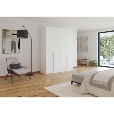 Weißer 4-türiger Kleiderschrank in einem modern eingerichteten Schlafzimmer mit Holzboden und stilvollen Möbeln