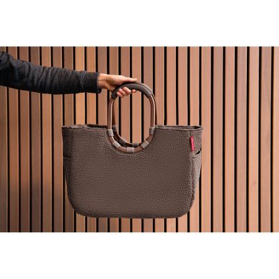 Shopper mit Ringgriffen von Reisenthel, Modell Loopshopper L, in Schokoladenbraun aus Teddyfleece, von einer Person an den ovalen Ringgriffen getragen