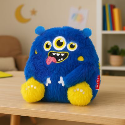 Blaues Monster-Plüschtier, auf einem hellen Tisch in einem Kinderzimmer dargestellt.