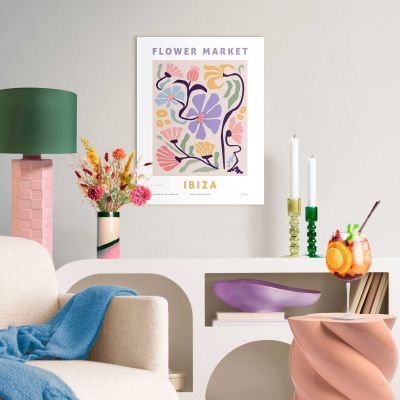 Das Wandbild „Ibiza Flower Market“ in Mehrfarbig, 30 × 40 cm, hängt in einem eingerichteten Wohnraum und zeigt die Größenwirkung an der Wand.