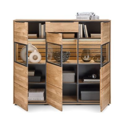 Geöffnetes Highboard in Eiche mit mehreren Stauraumfächern, Schubladen und verglasten Vitrinenbereichen