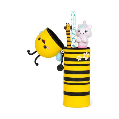 Gelb-schwarzes 2-in-1-Silikon-Federmäppchen im Bienen-Design, geöffnet und nach unten geschoben als Stiftebecher mit eingesetzten Stiften gezeigt.