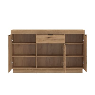 Geöffnetes Delamar Sideboard in Eiche Artisan mit zwei Türen, einer Schublade und mehreren Einlegeböden für übersichtlichen Stauraum im Wohnbereich